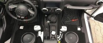 Два сабвуфера под сиденьями автомобиля