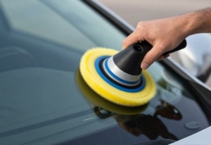 Как удалить царапины на лобовом стекле автомобиля