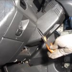 Откручиваем крепление кожуха рулевой колонки