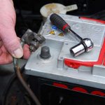 Снять аккумулятор на зарядку